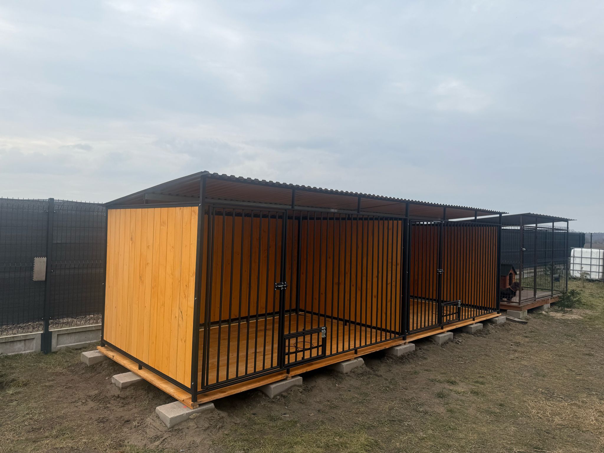 Zdjęcie WhatsApp 2025-03-23 o 19.25.59_387fa410 6 × 2 m-ES KUTYAKENNEL – 2 BOKSZ (3 × 2 m + 3 × 2 m) ID 186 - Image 2